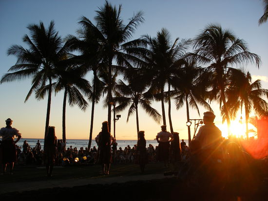 Ein Gruppe Einheimischer tanzen Hula am Strand, echt jetzt. Wunderschöne Art, sich zu bewegen und Geschichten zu erzählen.
