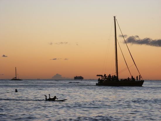 Waikiki Beach kurz vor Sonnenuntergang