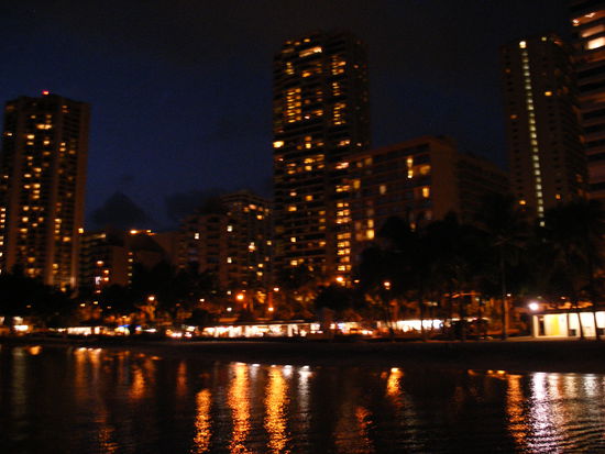 Waikiki's Skyline bei Nacht