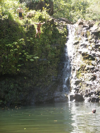 Da! Ich springe! Und ich sehe immer aus wie ein Frosch, wenn ich das tue...