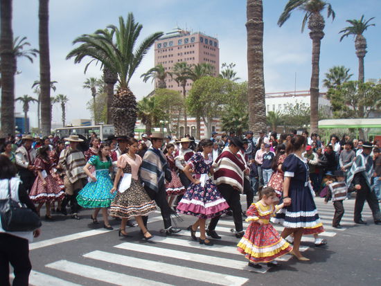 Viele froeliche Menschen in bunten Kleidern ...