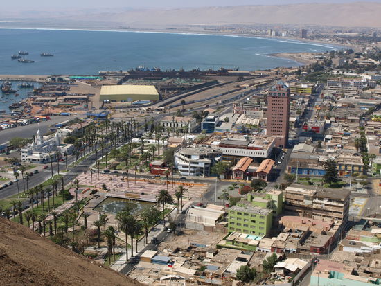 Vom Stadthuegel, El Morro genannt, kann man Arica ueberblicken.