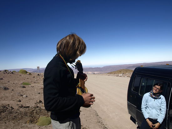 Werner spielt Jutta auf einer Charango ein Staendchen.