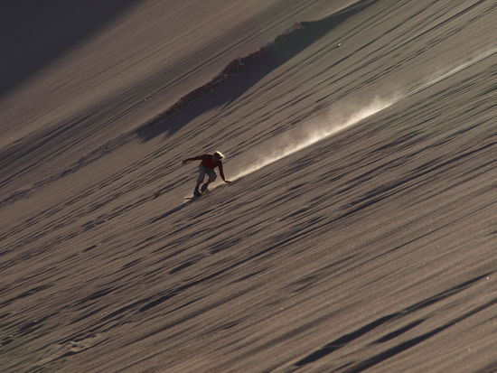 Werner durchbricht (fast) die Schallmauer beim Sandboarding. Sieht schneller aus als es in Wirklichkeit ist 