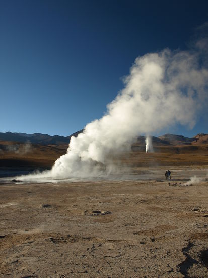 Frueh am Morgen spucken zahlreiche Geysire meterhohe Fontaenen.