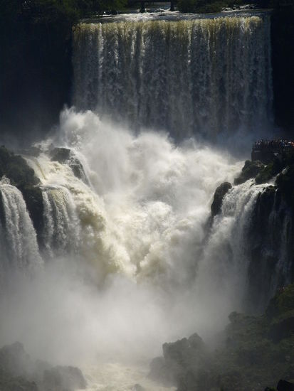 Am rechten Rand sieht man die Besucherplattform, eine ziemlich nasse Angelegenheit.