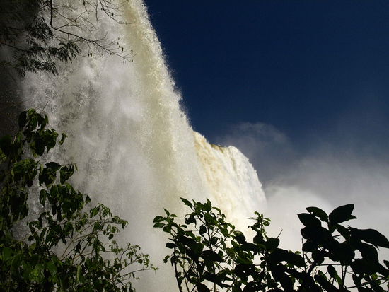 Man kommt sogar an die Groesseren Faelle ganz nah ran!