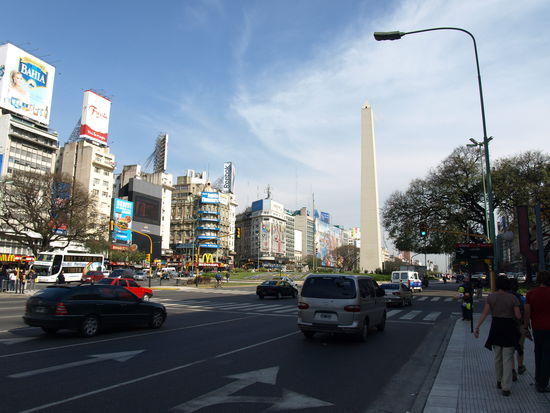 Der Plaza de la Republica mit dem 67 m hohen Obelisken liegt inmitten einer der breitesten Strassen der Welt.