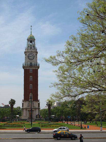 Uhrturm am Plaza San Martin.