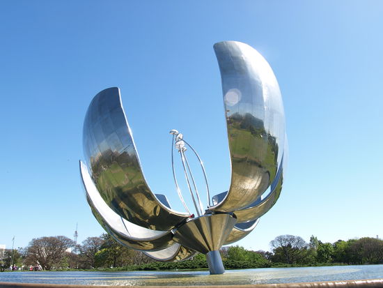 Die Bluetenblaetter dieser Skulptur schliessen sich in der Nacht.