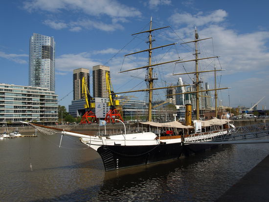 Im Hafen von Buenos Aires liegt die Corbeta Uruguay - ein Segelschiff, dass 1903 einer Antarktik-Expedition zu Hilfe kam.