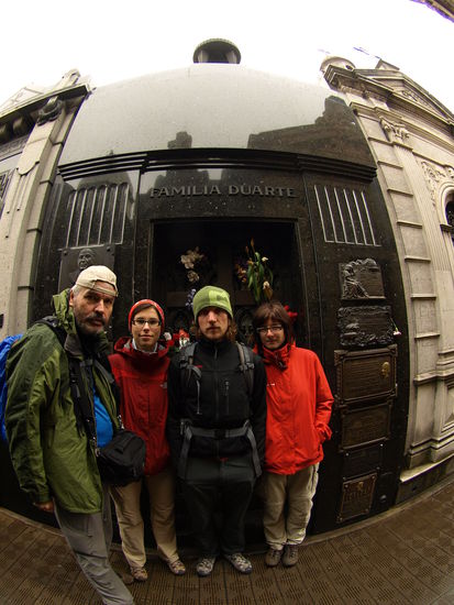 Vor dem Grab der beruehmten Evita.