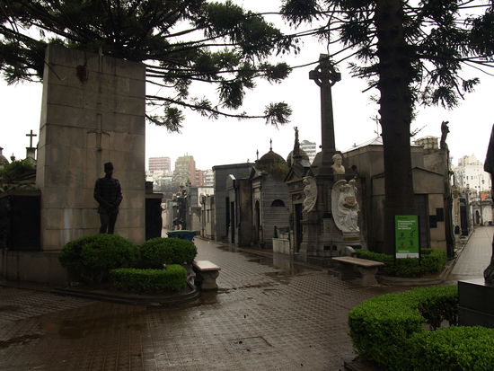 "Strassenzuege" im Friedhof von Recoleta.