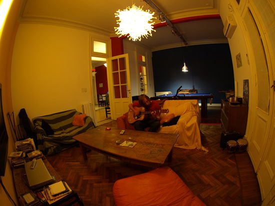 Werner entspannt sich beim Gitarrespielen.