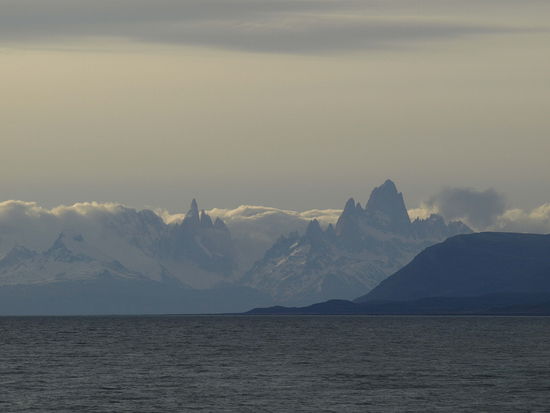 Links die drei Spitzen des Cerro Torre, rechts die Gipfel des Fitz Roy.