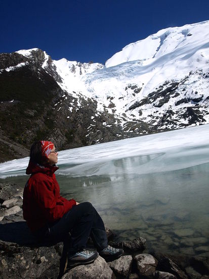 Jutta an der Lagune des Huemel Gletschers.