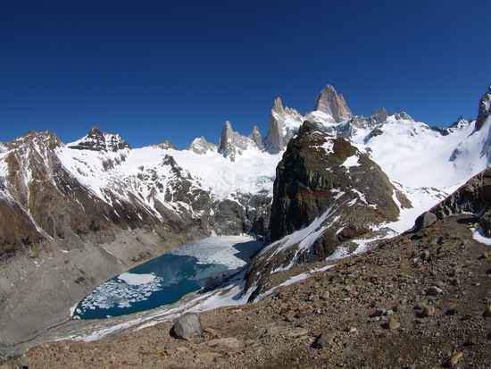 Direkt daneben ein weiterer Gletscher mit strahlend blauer Lagune und noch teilweise gefroren.