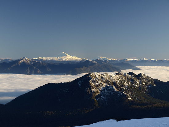 In der Ferne ein anderer Vulkan.