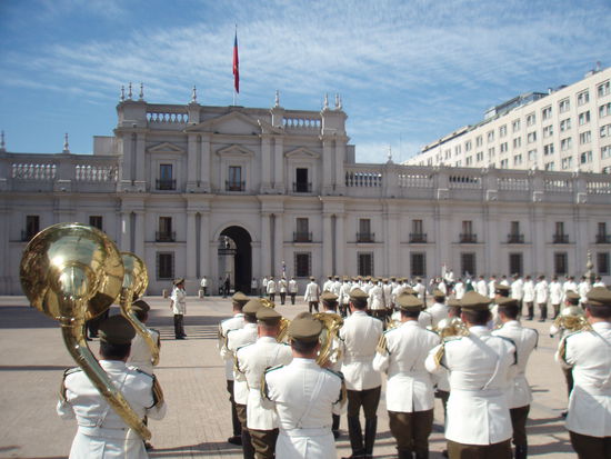 Wachabloese vor dem Regierungsgebaeude - die Musik passt eher zu einer Big Band als zu einer Blasmusikkapelle.