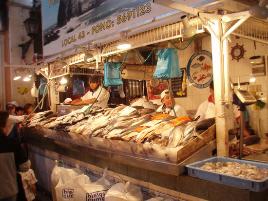 Der Fischmarkt im Mercado Central bietet Interressantes fuer Auge und Nase.
