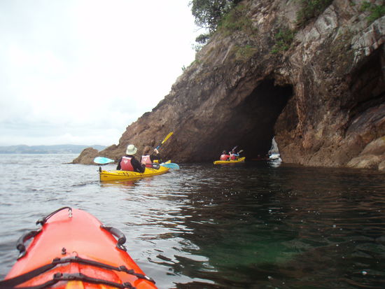 Im 2-Mannkajak durch die Hoehlen.