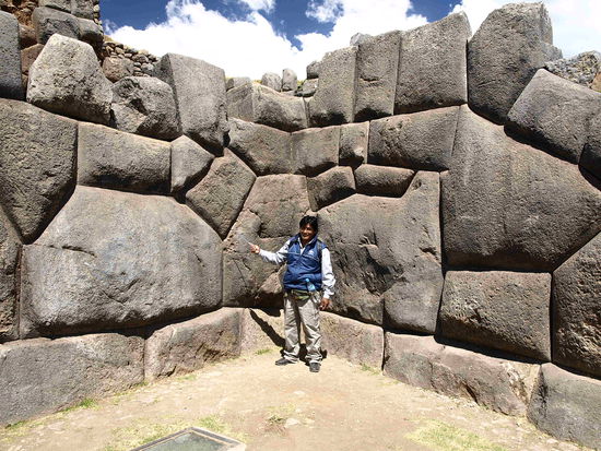 Wer findet das Lama und das Meerschweinchen? Unser Guide Jorge gibt euch einen Tip.