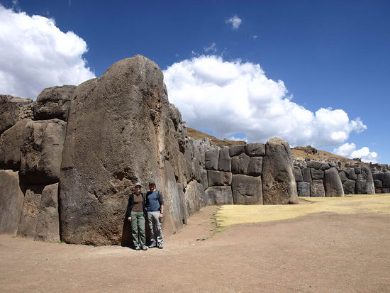Der groesste Felsblock, der verbaut wurde wiegt unglaubliche 128 Tonnen.