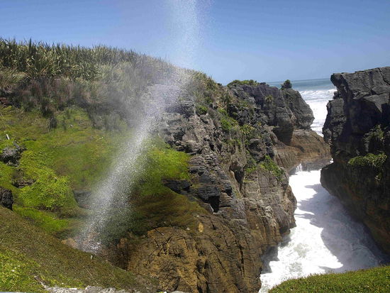 Das Wasser bahnt sich einen Weg senkrecht nach oben durch den Fels.