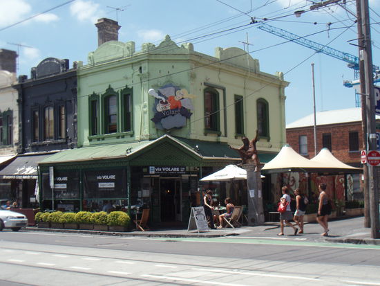 Brunswick Street mit jeder Menge toller Cafes und Geschaeften