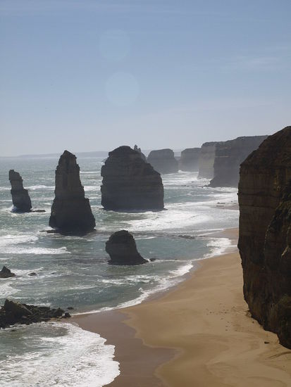 Die Zwoelf Apostel - so heissen die riesigen Felsbloecke, die vor der Kueste aus dem Meer ragen.