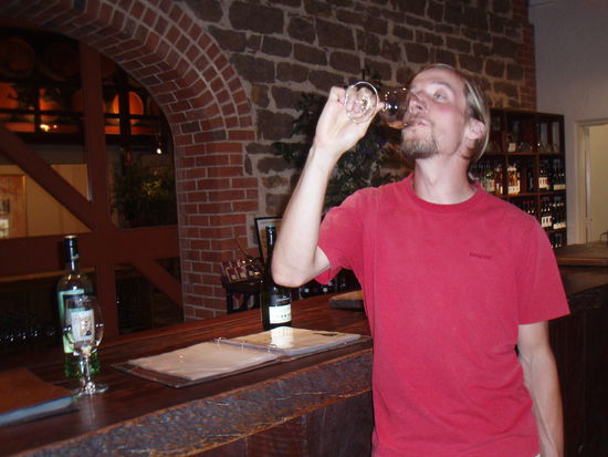 Werner verkostet die Weine wie ein echter Profi 