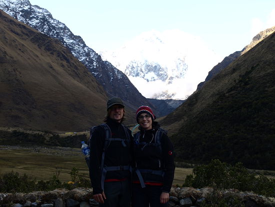 Jutta kann nach einer anstrengenden Wanderung wieder laechlen weil wir es "bald" zum Zeltlager geschafft haben. Fuer Werner war es eher ein Spaziergang.