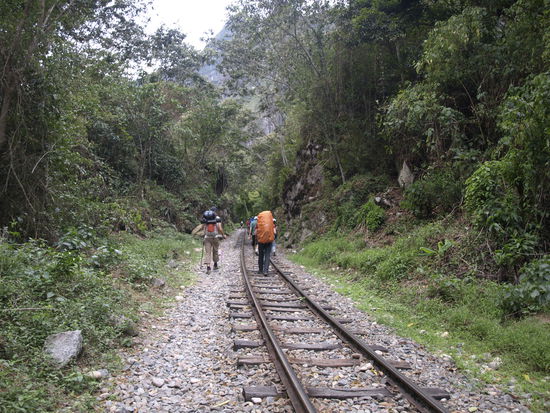 Entlang der Eisenbahnschienen bis nach Aguas Calientes.