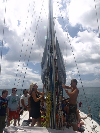 Jutta beim Segelhissen.