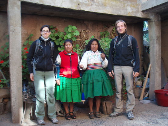 Die Damen des Hauses: Benita und ihre Mutter Francesca. Teilweise werden die schoenen Trachten heute noch getragen.