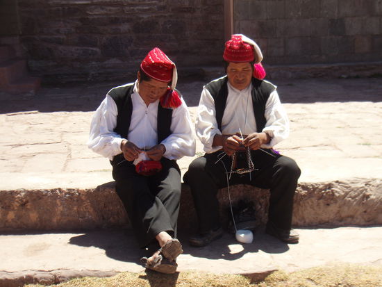 Einzigartig - auf der Insel Taquile stricken NUR die Maenner die traditionellen Hauben!!! (1 Haube = 1 Monat lang Stricken)