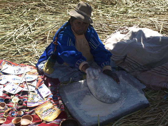 Uru-Frau beim Mehlmahlen.