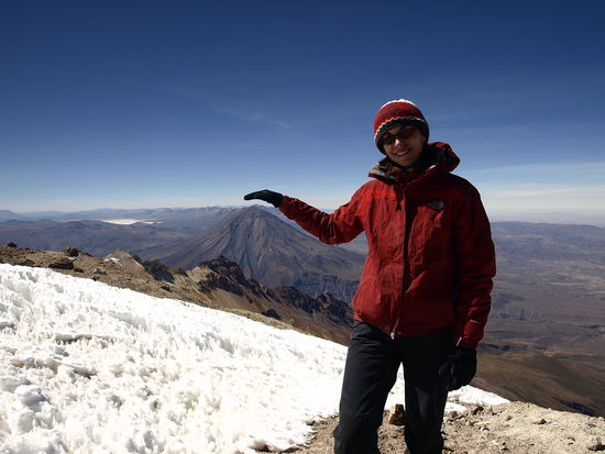 Jutta und der kleine Vulkan Misti (5800 Meter).