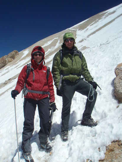 Voll ausgestattet mit Steigeisen und Eispickel.