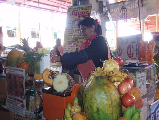 Ein Bananen-"Jugo" wird frisch fuer uns gemixt.