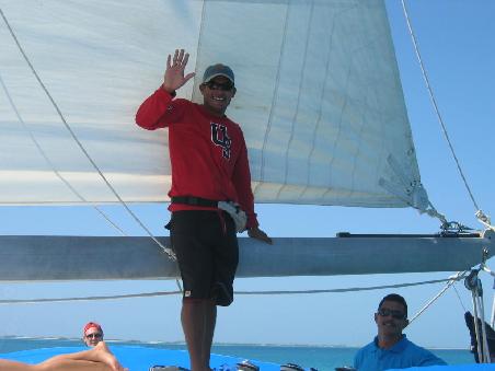 Matrose Enrique, im Hintergrund (re) Capitano Alexis.