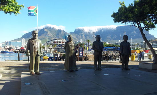 Table Mountain &amp; die 4 Nobelpreisträger Albert John Luthuli, Desmond Tutu, Frederik Willem de Klerk &amp; Nelson Mandela