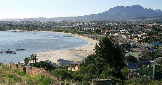 Gordons Bay
Der nächste Strand in der Ortschaft "Strand" sei viel schöner. Leider habe ich eine andere Route Richtung CT genommen.
Nach einem kurzen Sonnenbad sind wir wieder Richtung CT losgefahren.
