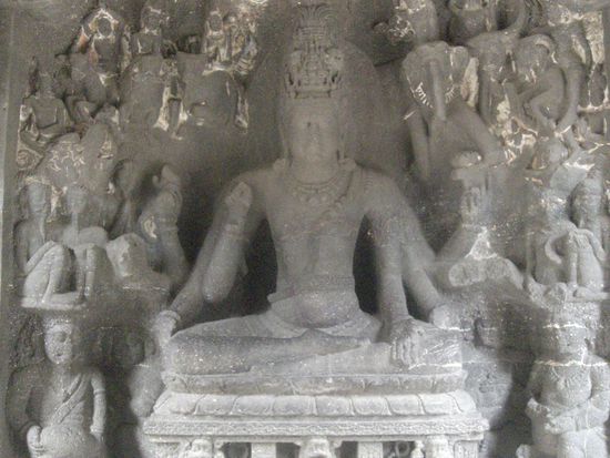 die Hoehlen sind verschwenderisch detailiert mit Shiva und Buddhastatuen ausgestattet...