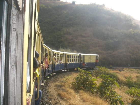 Matheran ist nur mit einer Schmalspurbahn zu erreichen, weil es keine Strasse gibt
