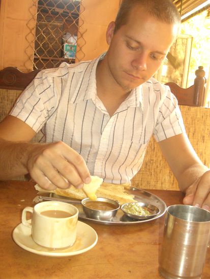 Wir haben uns schon gut an das indische Essen gewoehnt, Timos Lieblingsessen,
Masala Dosa mit Chai