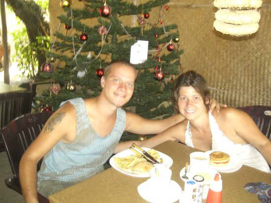 Ist schon ein bissel komisch so vorm Tannenbaum zu sitzen 