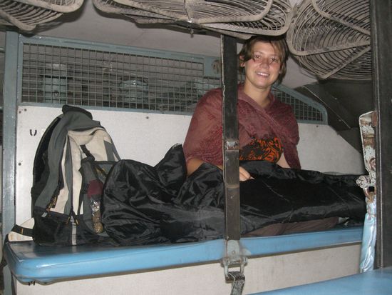 Die sleeper-class ist sehr einfach, aber dadurch dass man liegen kann durchaus komfortabel...