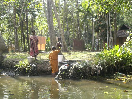 Der Fluss dient als Wasserreservoir, zum baden und Waesche waschen.
