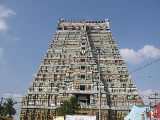in Trichy befindet sich ein gewaltiger Tempelkomplex mit 21 Tempeln in denen verschiedene Religionen beten